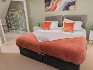 Peterborough modern & stylish 4 bed home with free parking - 8