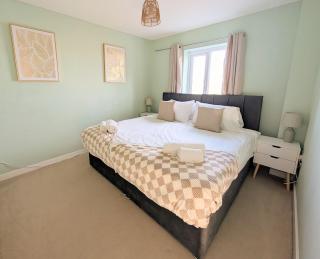Peterborough modern & stylish 4 bed home with free parking - 7