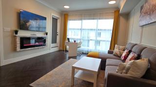Family Stylish 2BR Condo with City View, DT, Balcony, Free Parking & In-Suite Laundry! - 3