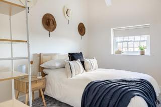 Hospital 2 mins walk away, train station & University -2 Bed-3rd Floor-Free Parking - 7