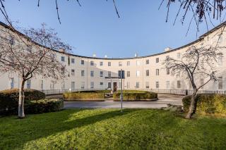 Hospital 2 mins walk away, train station & University -2 Bed-3rd Floor-Free Parking - 5