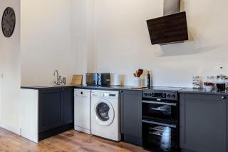 Hospital 2 mins walk away, train station & University -2 Bed-3rd Floor-Free Parking - 1
