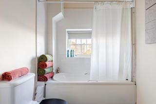 Hospital 2 mins walk away, train station & University -2 Bed-3rd Floor-Free Parking - 2