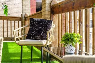 Bamboo Bungalow by Jungle House Near Convention Center OSU & Nationwide Arena Walk to High Street Downtown & Short North 5 800 Reviews Private Parking - 2