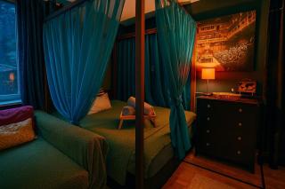 The Serene Residence with Hot Tub, Sauna and Cinema Experience - 4