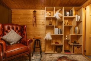 The Serene Residence with Hot Tub, Sauna and Cinema Experience - 9