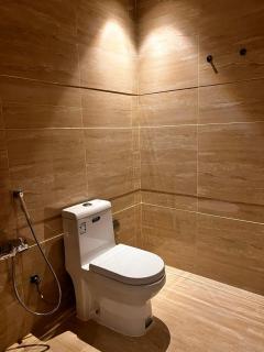 شقة فاخرة بثلاث غرف نوم وصالة طعام وصالة جلوس - 4