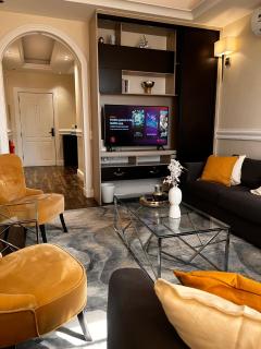 شقة فاخرة بثلاث غرف نوم وصالة طعام وصالة جلوس - 2