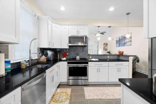 Hot Tub Game Room Spacious Close to Skiing - 6