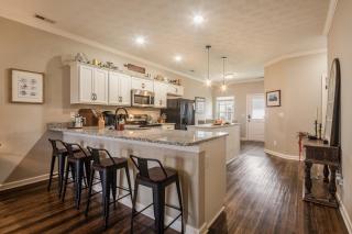 Cozy Neighborhood Home - 10 min to Louisville! - 8