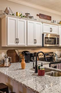 Cozy Neighborhood Home - 10 min to Louisville! - 7