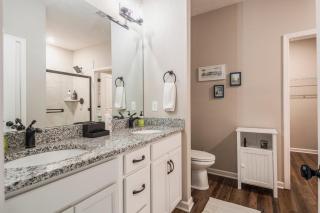 Cozy Neighborhood Home - 10 min to Louisville! - 6