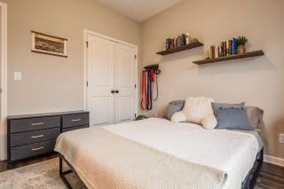 Cozy Neighborhood Home - 10 min to Louisville! - 1