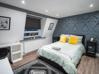 Stylish 2BD, Near O2, WIF, Sleeps 6, London - 3