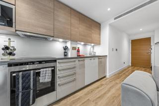 Modern London Stay with Luxe Comfort - 1