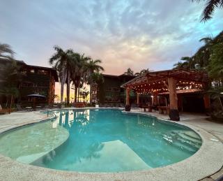 Walk-out Beachfront Condo - Surfer's Paradise - 1