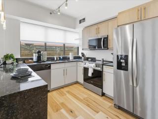 Corner Flat off Meridian - Walk Anywhere Downtown - 4