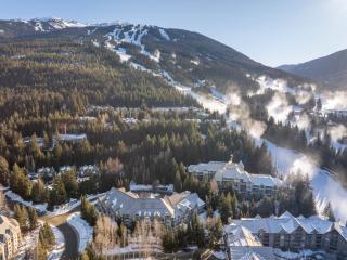 3BR in Greystone Lodge, Ski In, Ski Out, Pool and Hot Tub, Epic Location - 3