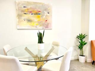 The Gallery Spacious 2BD 2BA with Two King Beds - 4