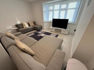 Luxury 4 Bedroom House in Harrow - 7
