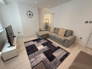 Luxury 4 Bedroom House in Harrow - 9