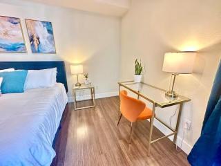 Spacious 2 BD with 2 King Beds Walk to Pier & Beach - 7