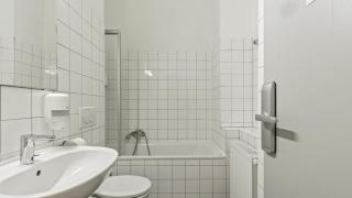 Central Vienna Stay I Self Check-in near Nestroyplatz I External Bathroom - 4