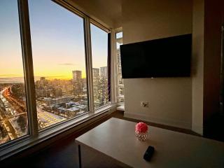 Panoramic Horizon Condo - Downtown Montreal with Pool and Parking - Montreal - 2