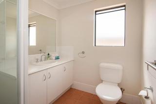 Duchess Beach Retreat- Town Central - 6