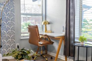 3 Bed Sleeps 8 Pet Friendly ATT Arlington - 1