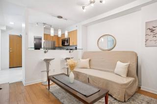 Queen Bed/Sauna/Pool/Gym/Wi-Fi/Sleeps four Guests! - 9