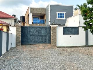 Flozicare Royal 3-Bedroom House in Accra - 0