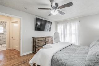 Pet Friendly-Close To Everything-Will Rogers-Tcu-Magnolia-Cultural District-Sleeps 8 - 3