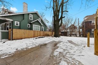 Loft w Fenced Yard Pet-Friendly Near Downtown - 2