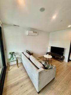 Central CBD - parking - sleeps 4 - 7