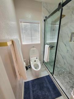 Modern Residence with Mountain Views - 9