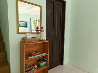 AJ House - Spacious 4BR Home, Balcony, BBQ area, Shared Pool - 4