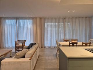 Newly Built Luxury Retreat - 8