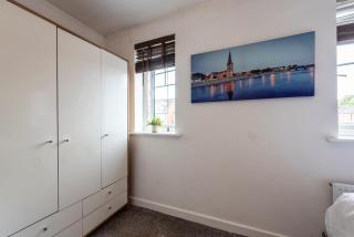 Entire 2-bed house in Stoke-on-trent - 6