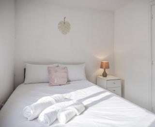 Entire 2-bed house in Stoke-on-trent - 2