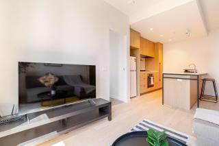 275S Abnb-Style Southbank 2BR with pool, Walk to Tram and Crown - 1