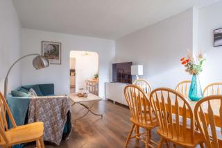 Quiet 5 BR 7 bed Escape with sunny Deck near UBC - 5