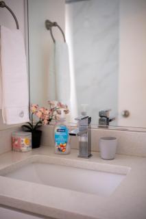 Quiet 5 BR 7 bed Escape with sunny Deck near UBC - 2