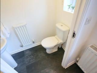 Modern Two-Bedroom House Close to City Centre - Manchester - 2