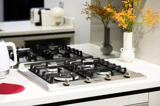 Modern 3-Bedroom Apartment Near Airport & Train - 6