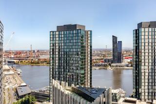 12N25 Abnb-Style Apt in Docklands with River View and Secure Parking - 0