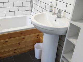 Cosy cottage, sleeps 4, near trails, own parking - 3