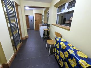 Cosy cottage, sleeps 4, near trails, own parking - 6