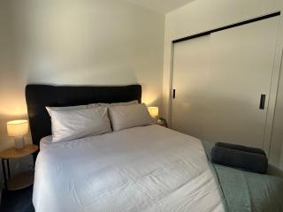 Stylish home minutes from airport-shops-dining - free bikes - 9