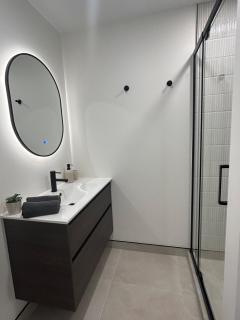 Stylish home minutes from airport-shops-dining - free bikes - 5